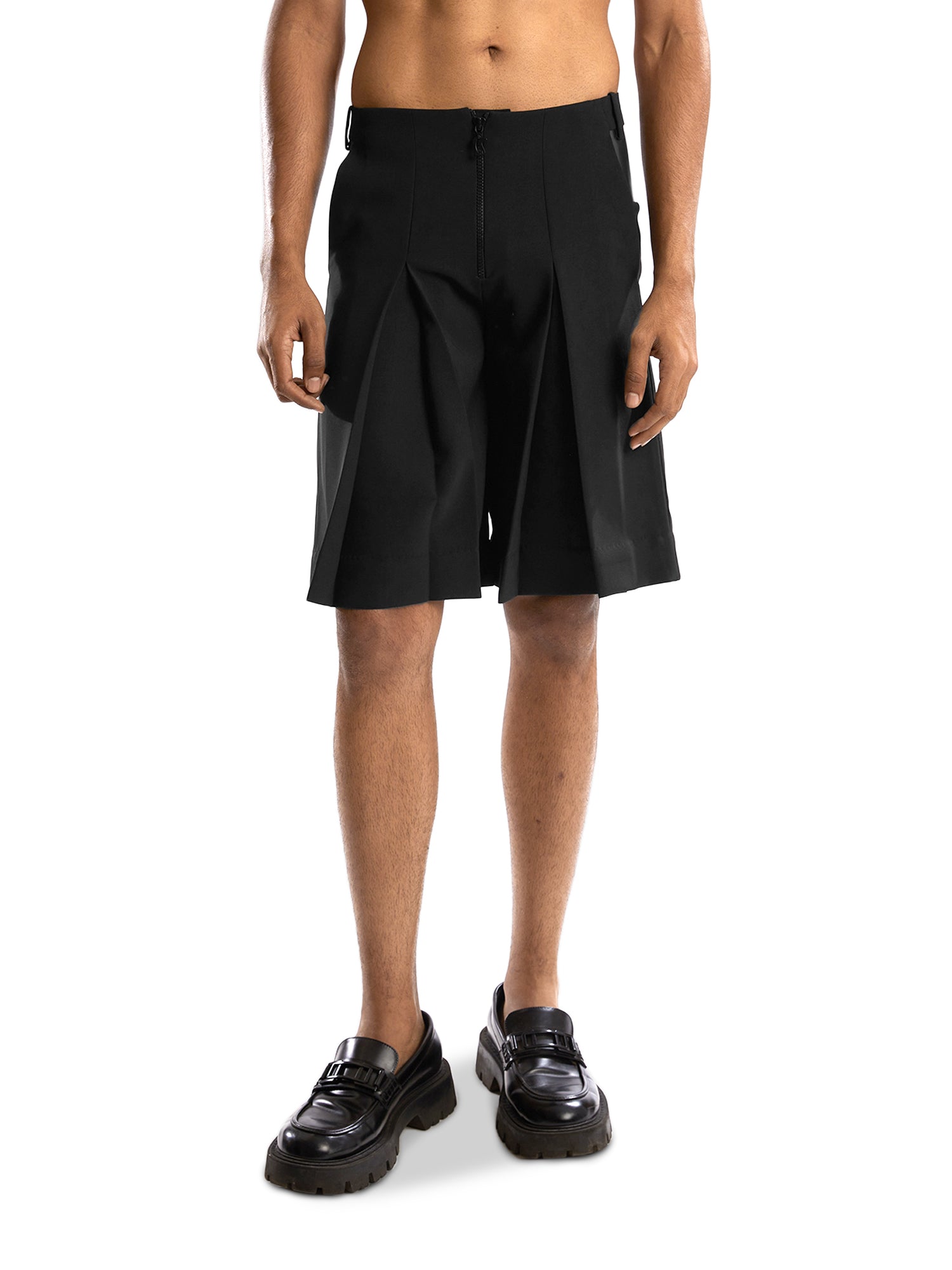 Black pet pleated shorts